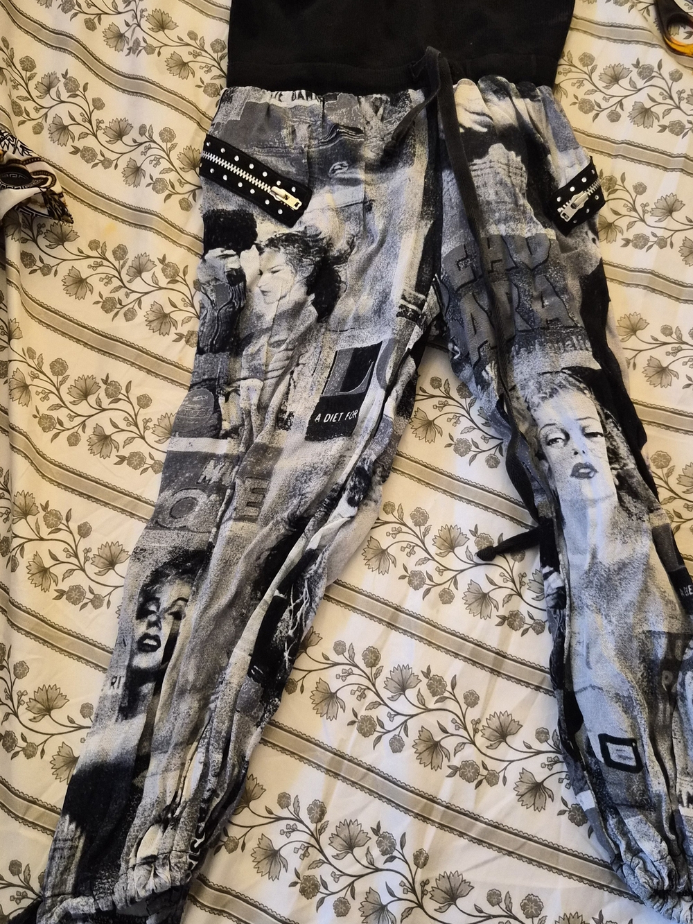 Girl ’s Black & Gray Graphic Jogger Jeans